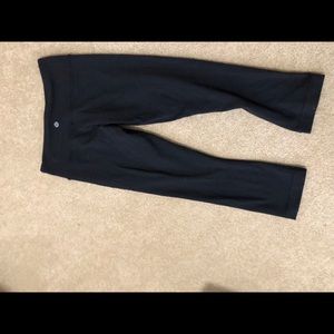 Lululemon Black cropped wunder under size 4